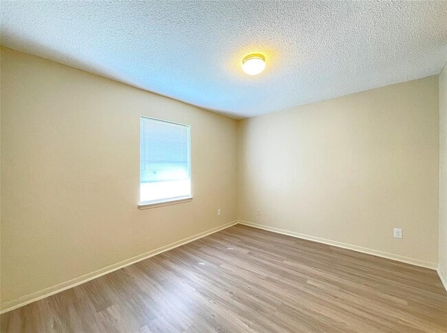 Building Photo - 902 N Meadows Dr