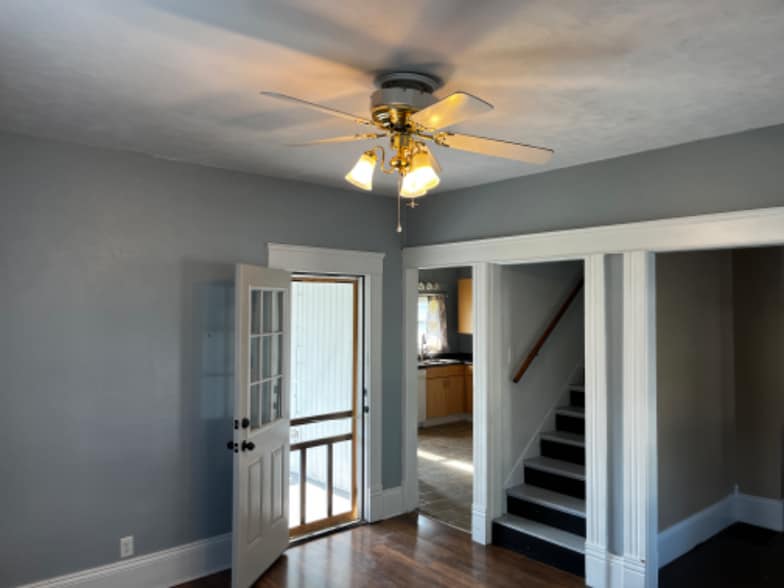 Building Photo - 900 Stilwell Ave