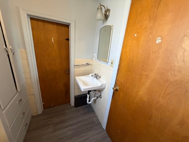 Building Photo - 716-B Robinson-