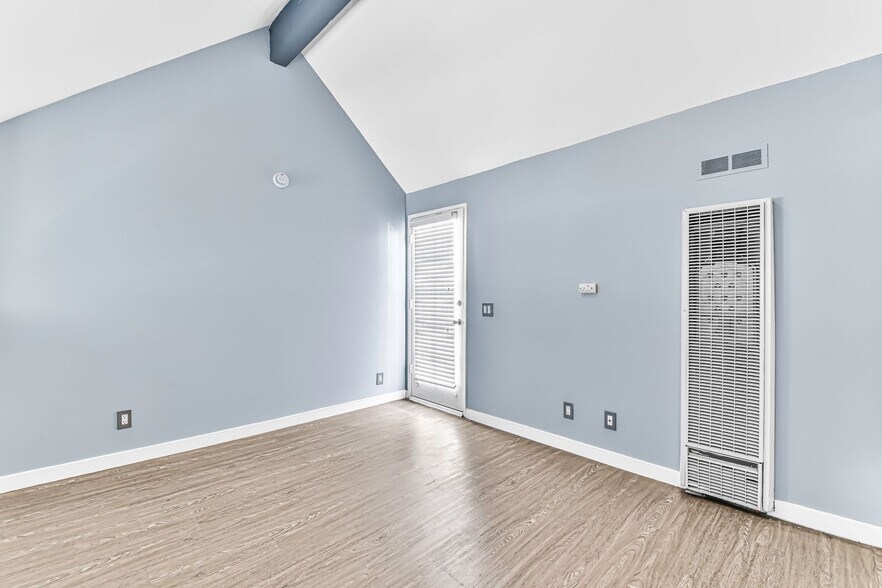 Building Photo - 533 E 11th St