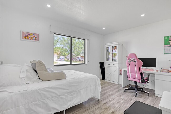 Building Photo - 2055 SE West Dunbrooke Cir