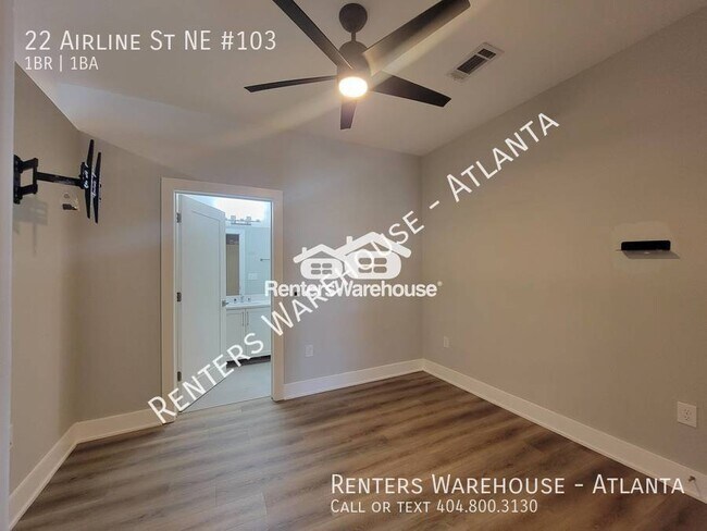 Building Photo - Location! Location! 2 Story 1 Bedroom step...