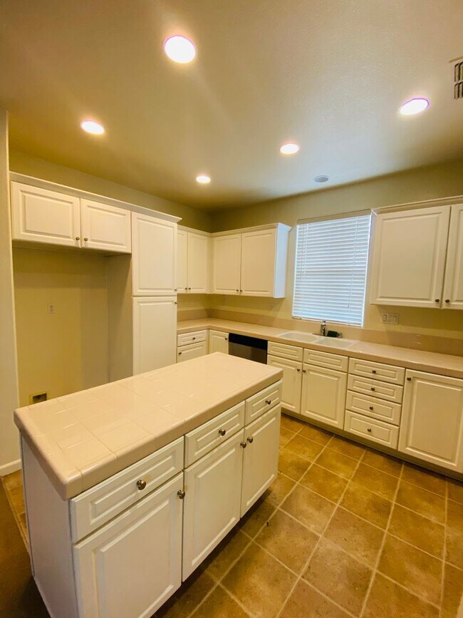 Building Photo - Westlake Winner... Walk to Parks & Schools 3 Bedroom 2.5 Baths
