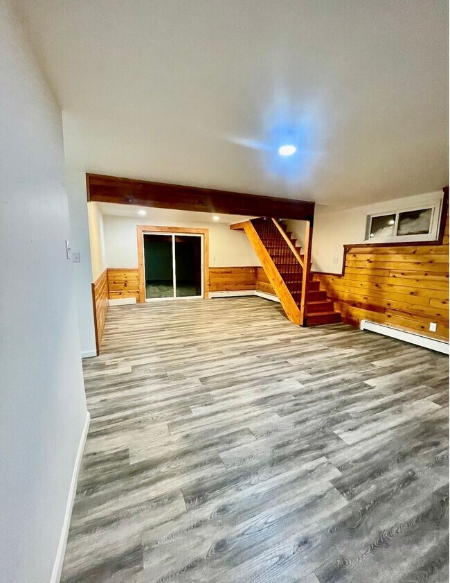 Building Photo - Fantastic 4 bedroom home on a large lot with a fenced in back yard in Eagle River! Available now