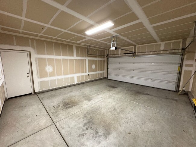 Building Photo - NW Visalia Home Near Shopping Center Available Now!