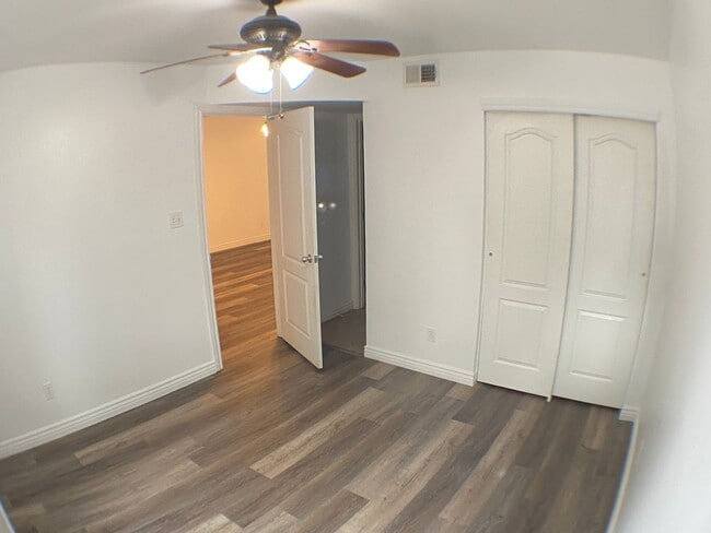 Building Photo - Don't miss out on this charming 2-bedroom,...