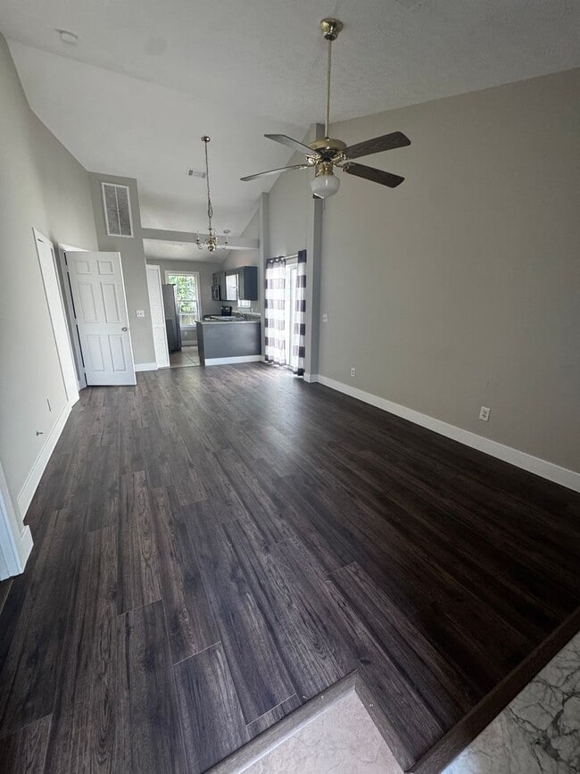 Building Photo - Month-to-Month Lease Available – 2 Bed / 1...