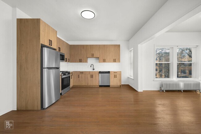 Building Photo - “Spacious 4-Bedroom Duplex in Rogers Park With In-Unit Laundry & Pet-Friendly Living!”