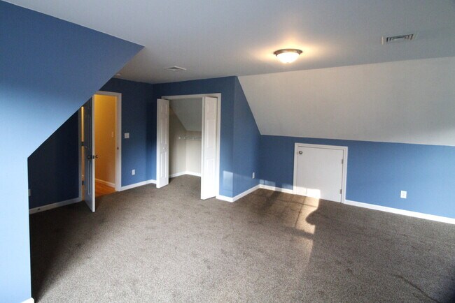 Building Photo - Privacy, Space, and Modern Comfort in Salem