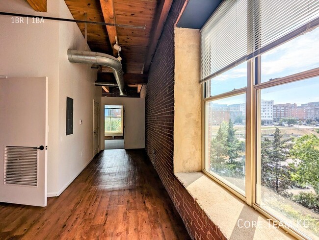 Building Photo - 1 Bedroom in River Market with Downtown Vi...