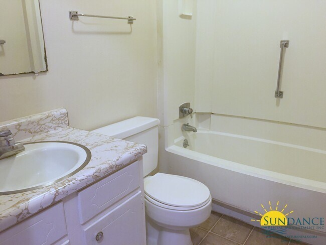 Building Photo - Great 3 Bedroom Townhouse in Shalimar