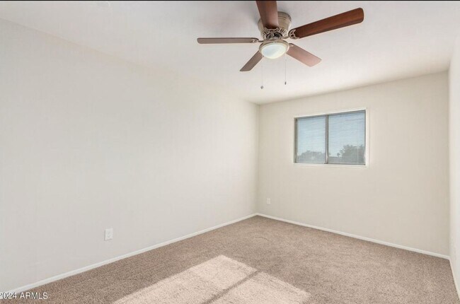 Building Photo - Spacious 4BR Townhome in Phoenix