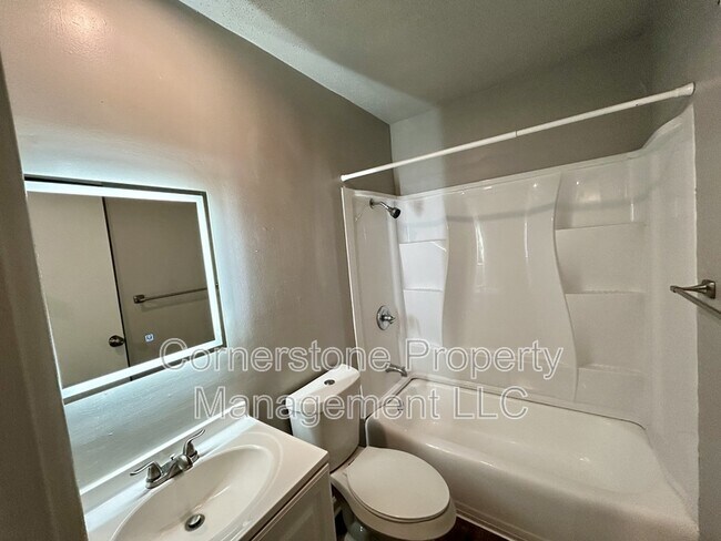 Building Photo - 2506 Redbud Ln