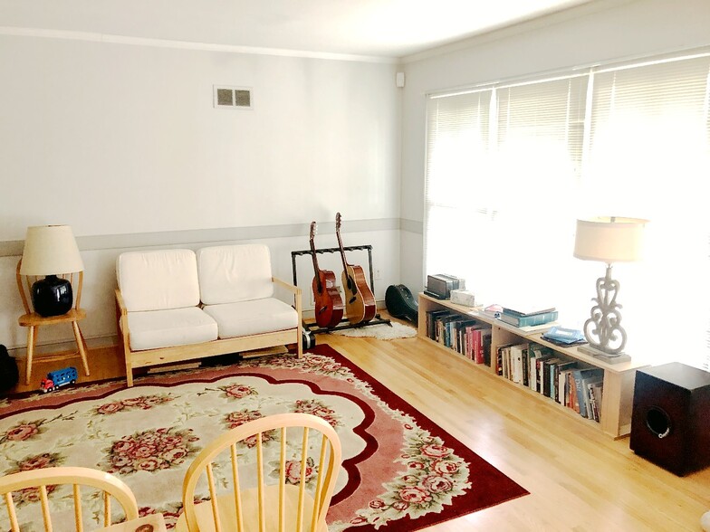 Open living area - 8507 Woodside Ct