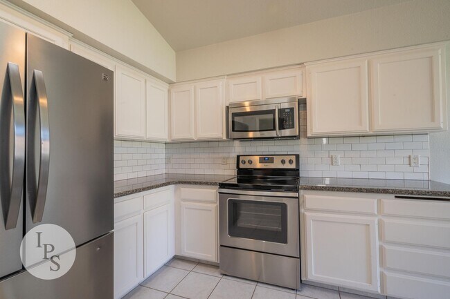 Building Photo - North West Fresno Home, 3BR/2BA, Built 1995 - Lots of Amenities!