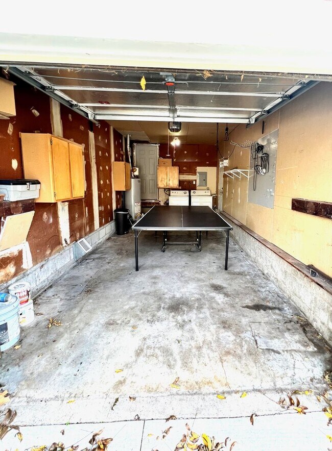 Building Photo - Brookside Bungalow Close to shopping, Riverside trails, & Gathering Place!