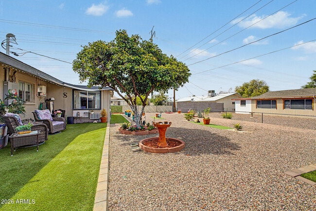 Building Photo - 410 N 56th Pl
