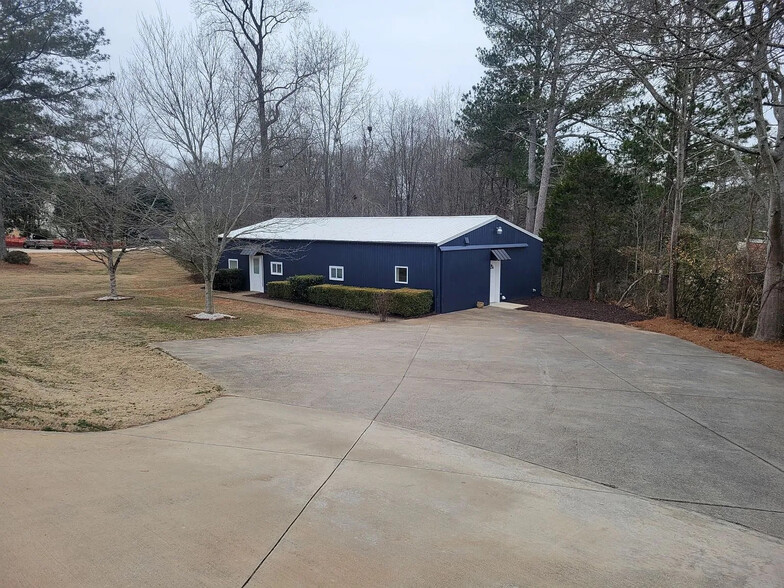 Building Photo - Room in House on Cogburn Rd