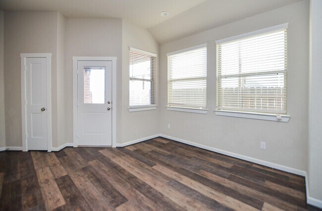 Building Photo - Beautiful 2 story home with 4 bedrooms, 2,...