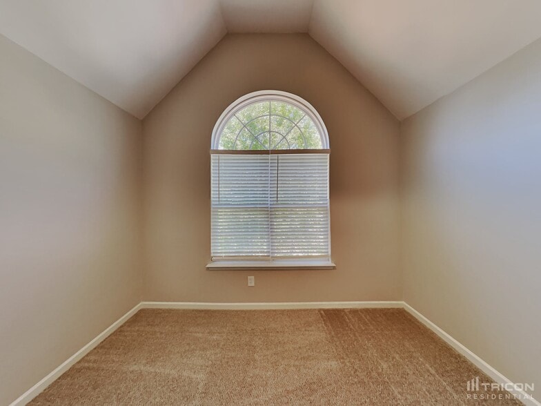 Building Photo - 1001 Southridge Dr