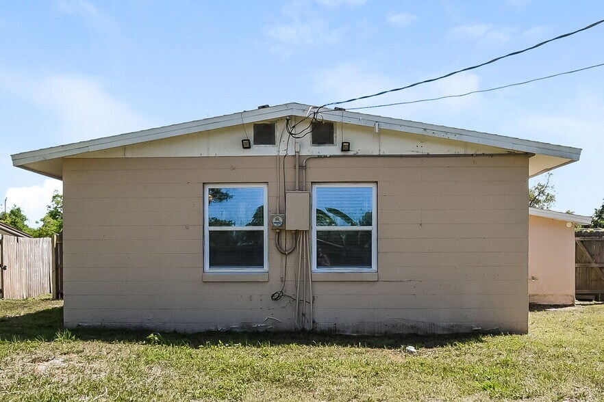 Building Photo - 218 Woodmere Blvd
