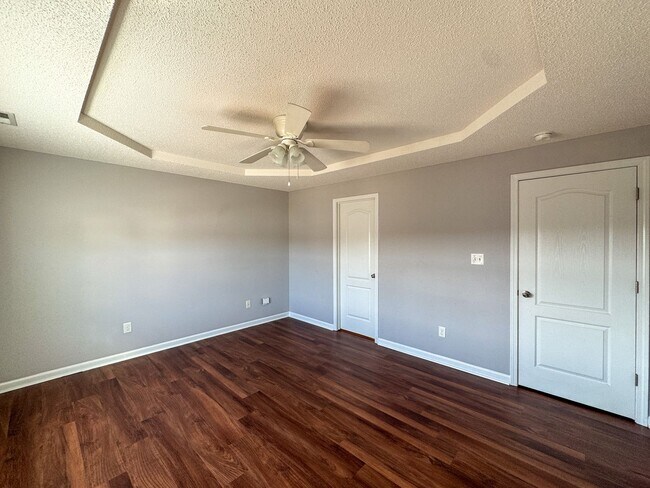 Building Photo - Beautiful 4 Bed 2.5 Bath Home with Fenced Backyard