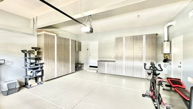 Building Photo - Beautiful "Model" Home in the Horse Creek ...