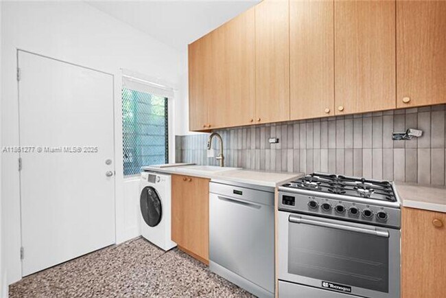 Building Photo - 641 10th St