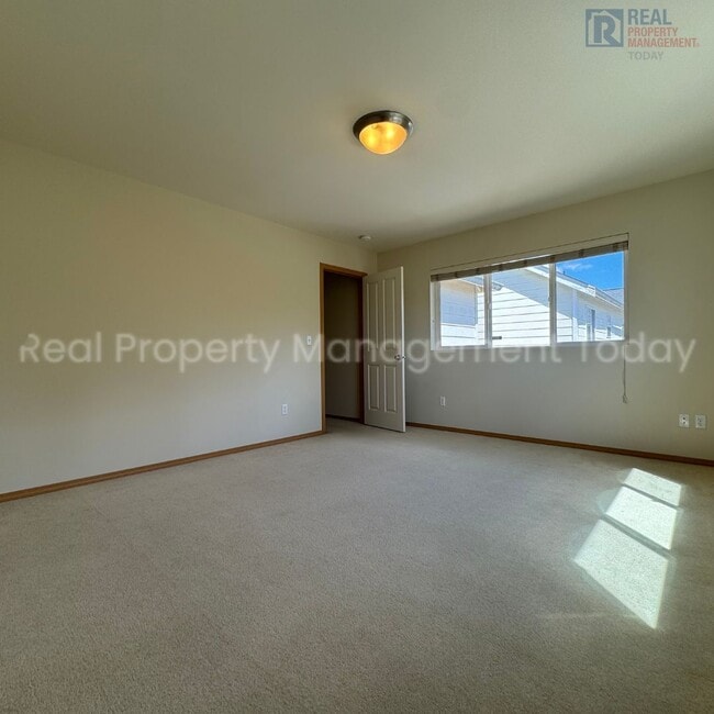 Building Photo - 3 Bedroom With Large Bonus Room!