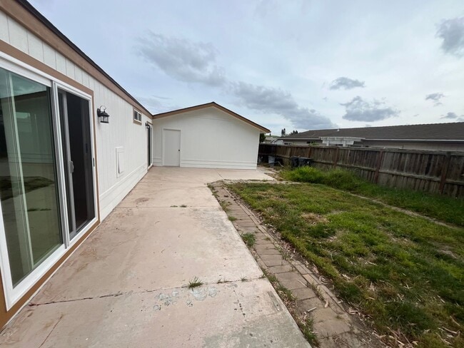 Building Photo - 3221 Turtle Creek Dr