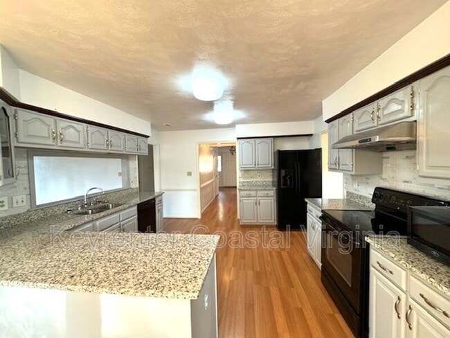 Building Photo - 913 Edgewater Dr