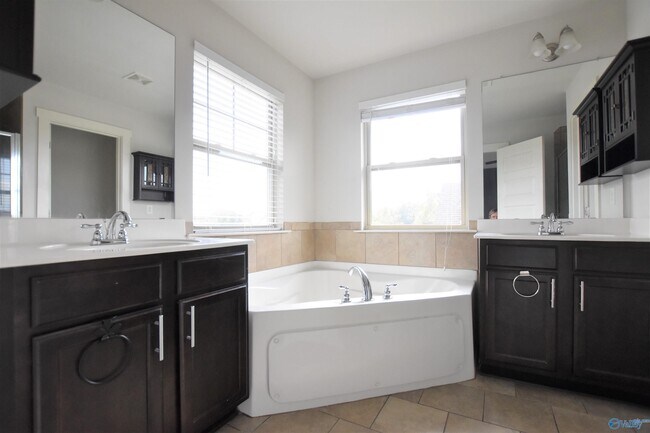 Building Photo - 6007 Stonewater Ct