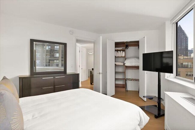 Building Photo - 420 E 54th St