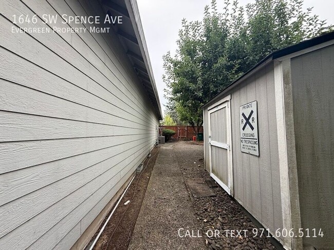 Building Photo - 1646 SW Spence Ave
