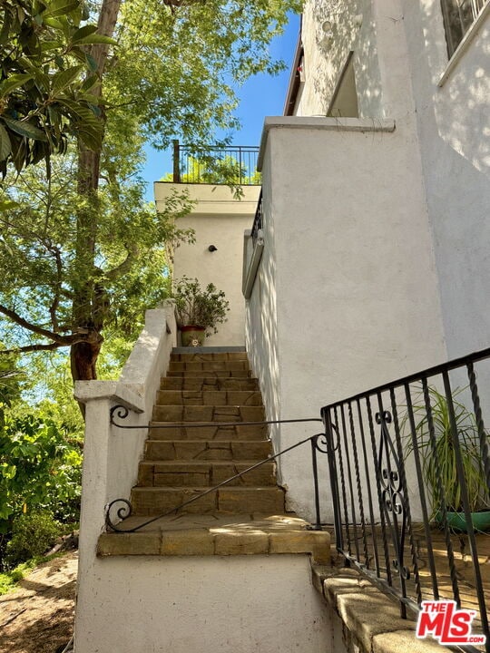 Building Photo - 2829 Beachwood Dr