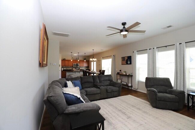 Building Photo - 3260 Matthews Dr