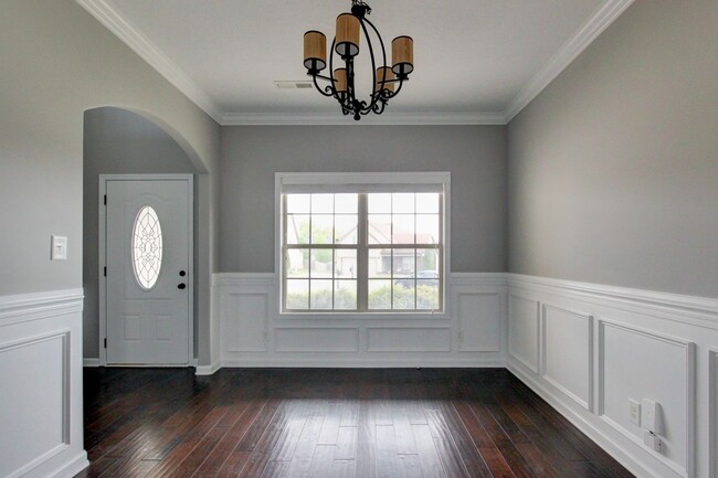 Building Photo - --AVAILABLE NOW! MOVE-IN READY!!!
