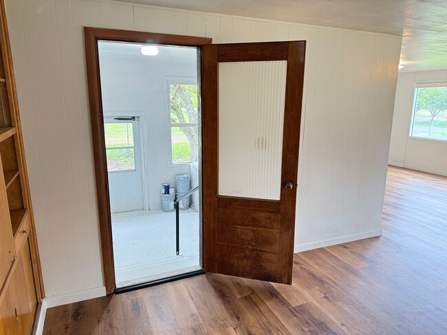 Building Photo - Huge 4 bedroom 2 bath house!