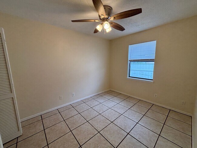 Building Photo - 1102 Frankford Ave