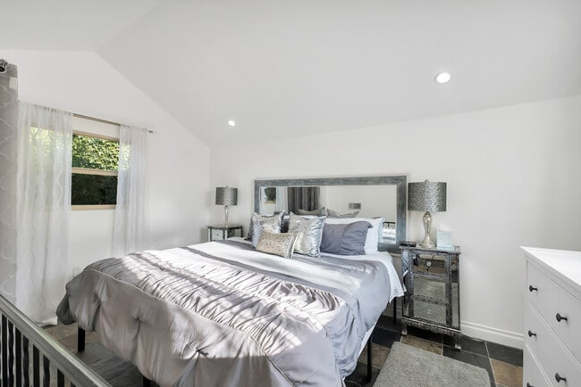 Building Photo - 314 Upper Lake Rd