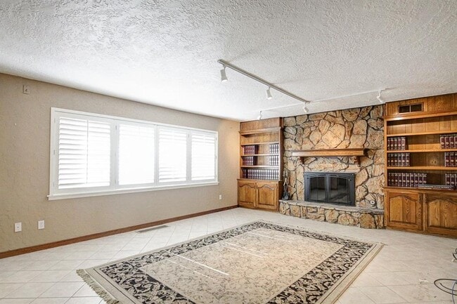Building Photo - 805 Willow Ln