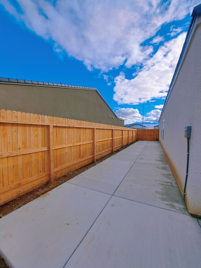 Building Photo - Beautifully Built Home! 3 bed, 2 bath