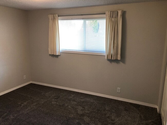 Building Photo - Updated 3 bedroom 1.5 bathroom house in Springfield!