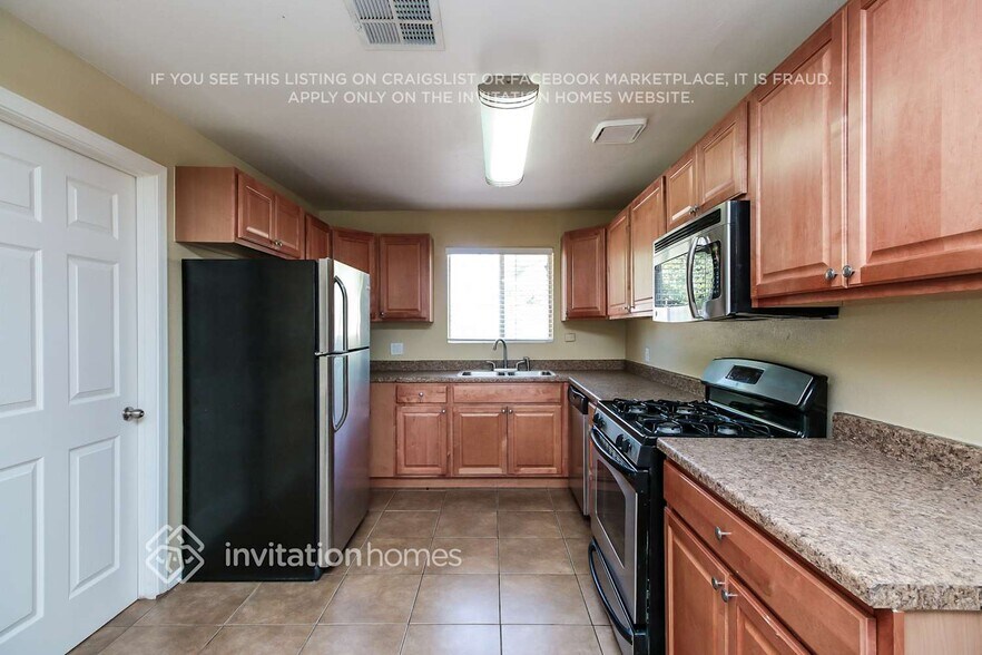 Building Photo - 2204 E Beverly Ln