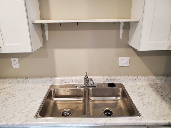 Building Photo - 2 bed, 1.5 bath Townhouse