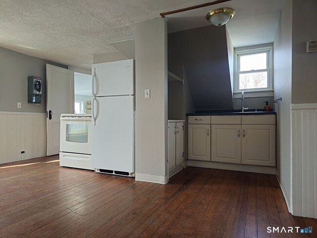 Building Photo - 21 Sigourney St