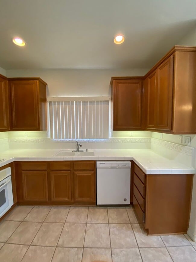 Building Photo - Beautiful Somerset Single Story Townhome N...