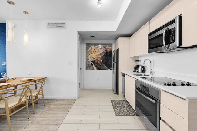 Building Photo - 2602 E Hallandale Beach Blvd