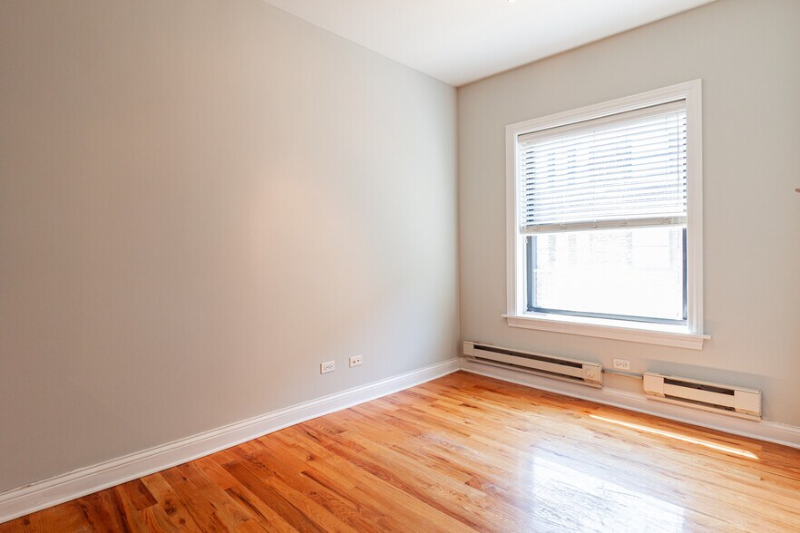 Building Photo - 736 W Addison St