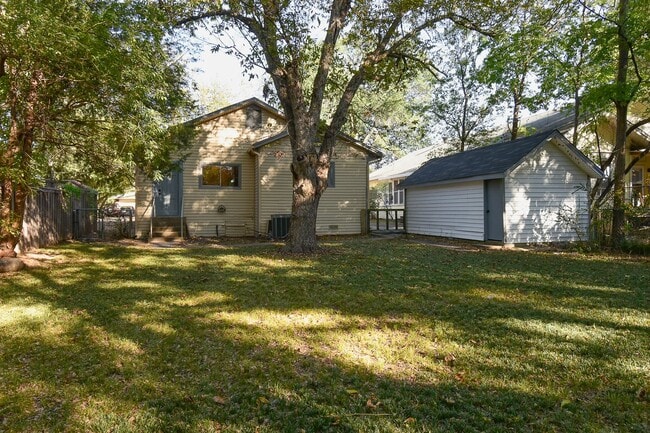 Building Photo - 1507 Bois D'Arc St